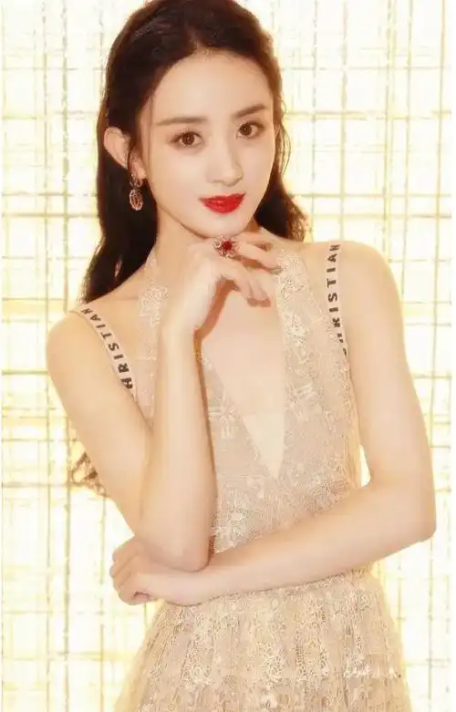 有的圆脸女明星为了显得更时尚会去在脸上做文章,但是赵丽颖甚至圆脸