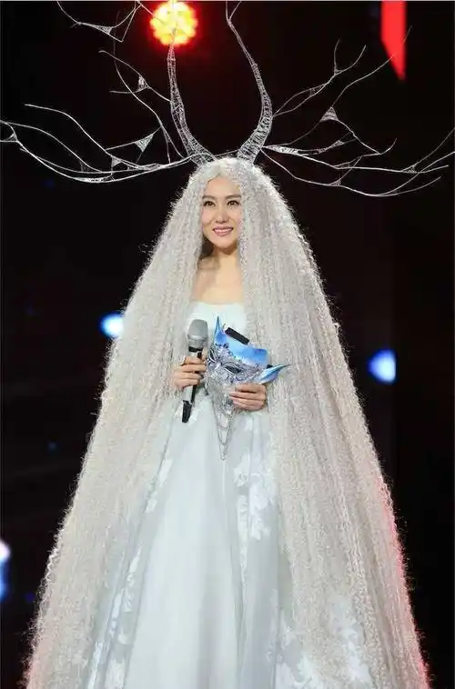 以尖耳朵的阿凡达妹妹惊艳四座,揭开面具之后,才知道是歌手谭晶,这首