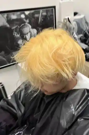 易烊千玺更新50图黄发胡渣造型叛逆感十足看不到正脸粉丝却直呼过年了