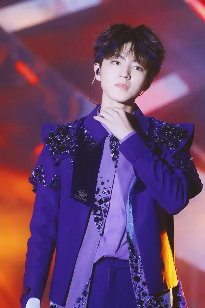 王俊凯任何颜色都能完美演绎,紫色的小王子,太好看了