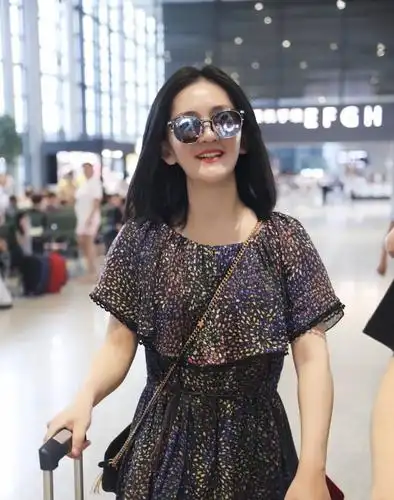 谢娜现身机场难掩富态,有字眼镜超抢镜,网友:这样看得清?