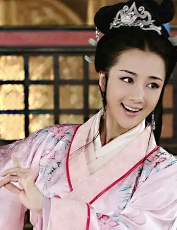 有着京剧功底的李依晓,对剧中的黄梅戏更是手到擒来.