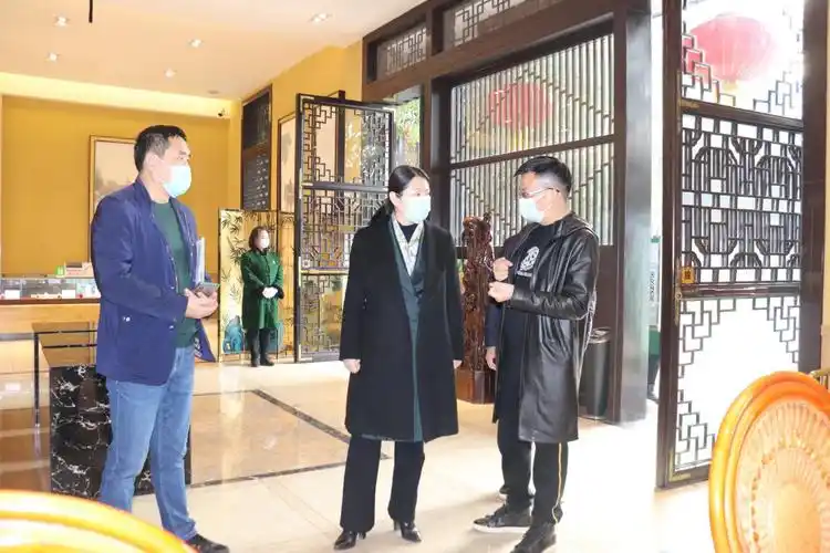 泸州市民政局党组书记,局长王一米检查南寿山公司春节祭祀工作