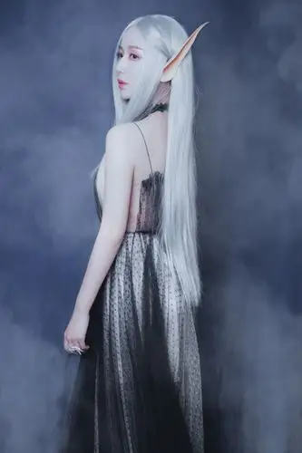 精灵女王上线娄艺潇最新白发造型惊艳曝光