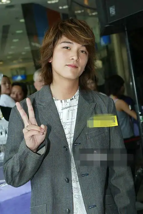 邱泽十六年前旧照公开长相不输陈冠希怪不得能撩动唐嫣