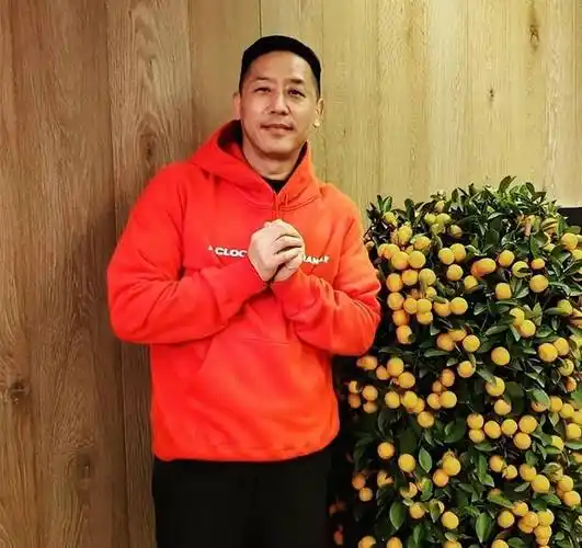 宠溺张国荣20年,那个高攀不起的男人唐鹤德,依旧和小鲜肉传绯闻_香港