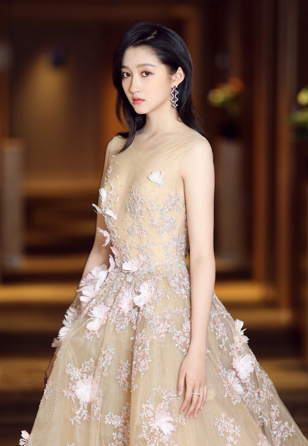 关晓彤:身穿绣花纱裙仙气十足,气质优雅尽显贵族范