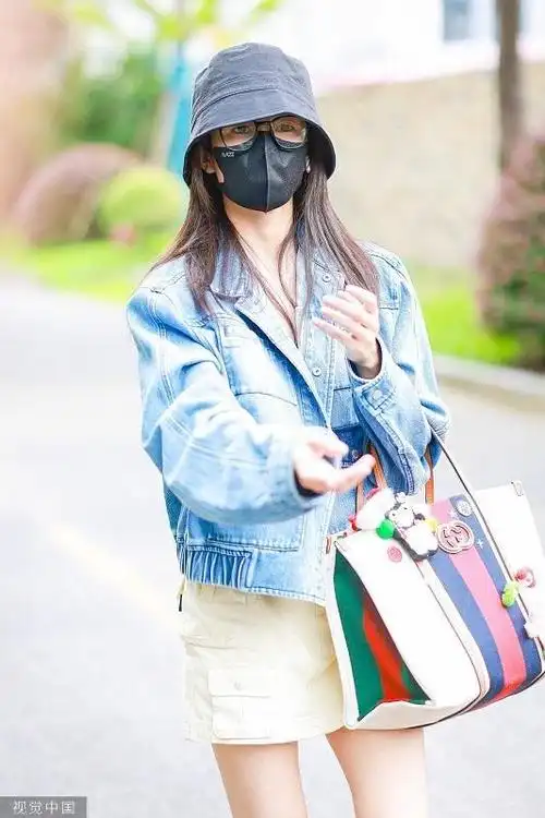 新浪娱乐讯 2023年9月25日,上海,白鹿现身虹桥机场,身穿牛仔外套搭配