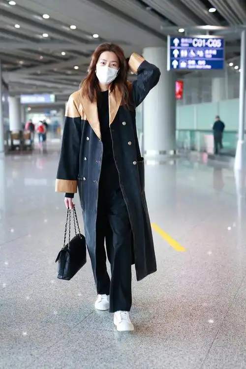 我觉得内娱女星机场街拍最好看的就是刘雯了,非常地自然不做.