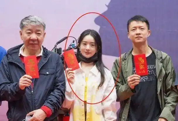 原创幸福到万家首波剧照赵丽颖怀抱孩子满脸笑容好温柔