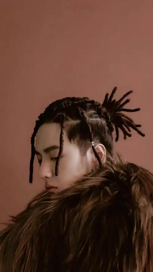 王一博时尚帅气脏脏辫最新造型写真