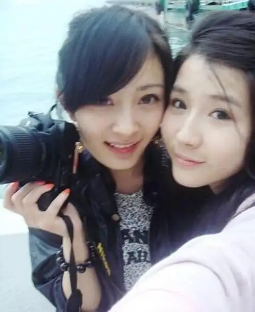 杨幂学生时期旧照曝光容貌水灵,顶剧组造型外出就餐长指甲抢镜