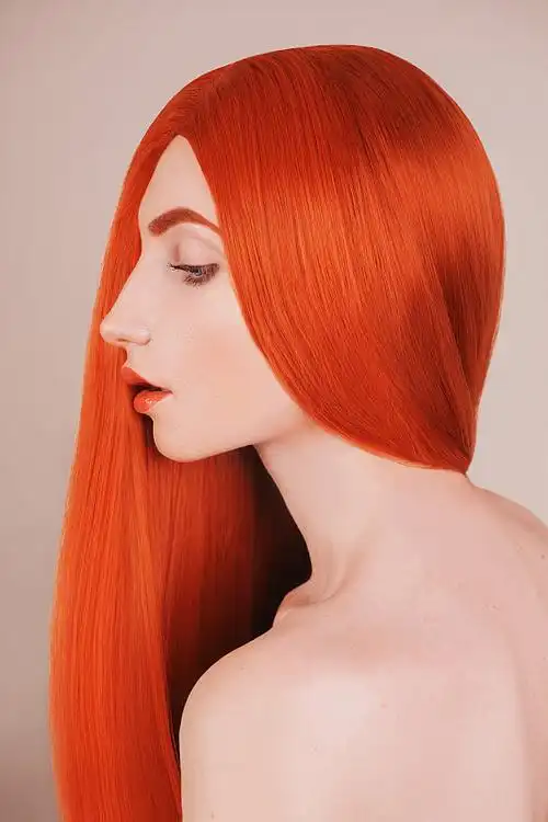 优雅的女人.完美皮肤女孩的肖像.红色的长发.发廊里头发光滑.