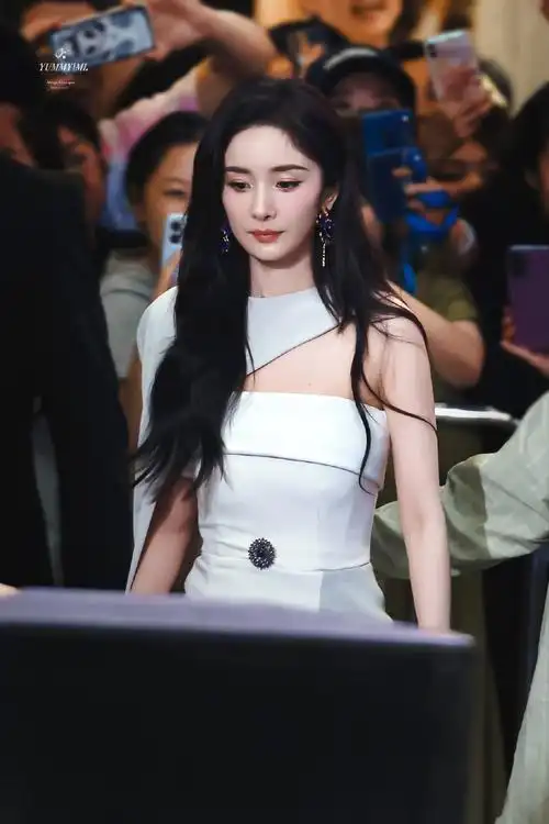 杨幂成都活动人气##杨幂开叉披风白裙##今日星拍放送