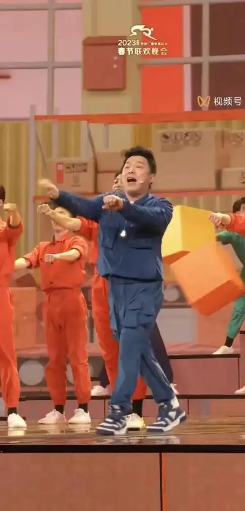 黄渤上春晚又穿爱马仕hermès啦