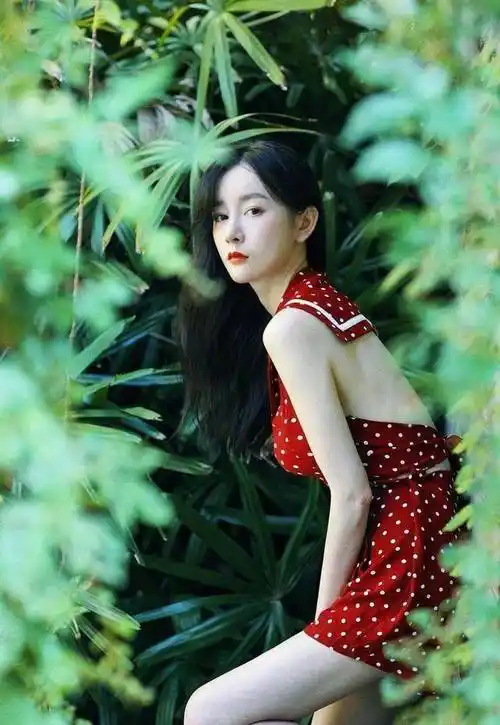 张檬心真大啊!大胆挑战红色波点连体裤,前"背心"后"肚兜"