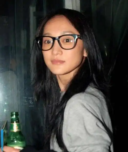 周迅早期素颜照曝光,无美颜下的脸蛋青涩自然,网友:好像精灵