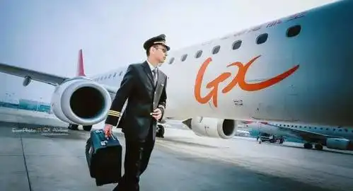 飞机机长的制服,领章袖标,包括大檐帽都是来自以前航海的船长,所以,无