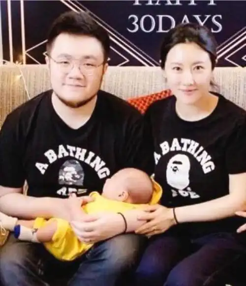 巴图终于官宣!晒与妻子合影浓情蜜意,一个动作暴露两人真实感情