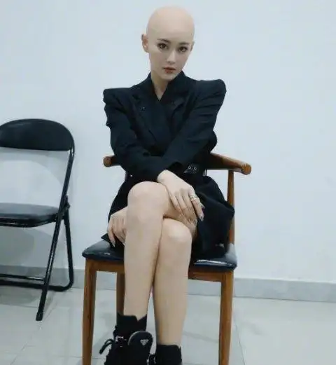 光头还是能起到锦上添花的效果的,比如娱乐圈的女星就都挑战过光头造