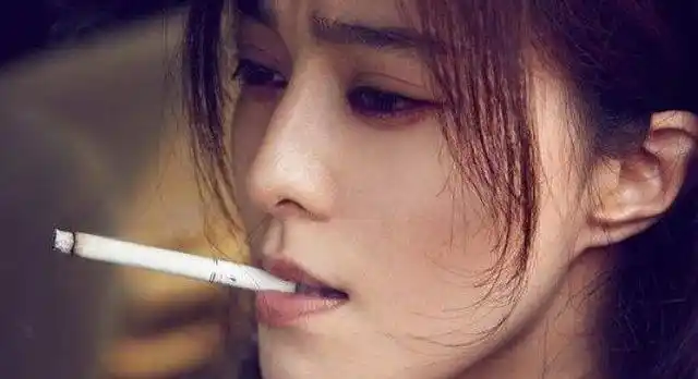 女明星的抽烟照,范冰冰最熟练,赵丽颖一看就不会