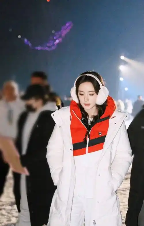 杨幂冬日穿搭:冰雪世界演绎浪漫时尚魅力!_羽绒服_白色_造型