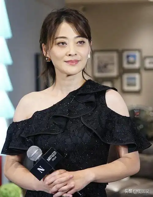 梅婷也难逃美人迟暮!大码裙撑不起,妆容显老十岁,昔日女神不再