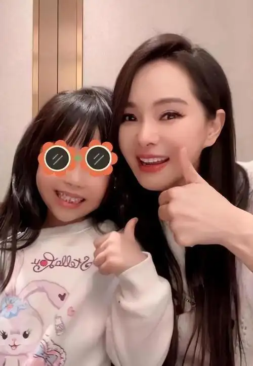 秦昊老婆现身霉霉演唱会56岁伊能静穿短裙扮可爱睫毛哭掉了