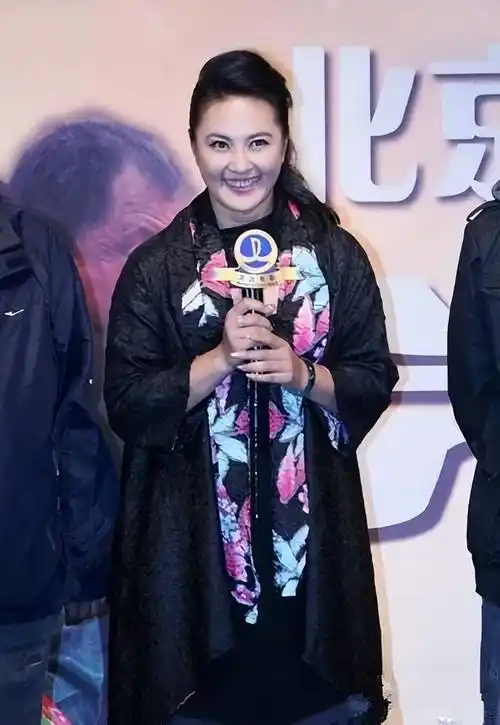 脸上斑点清晰可见手臂粗厚,中年气息很足_王箐_身材_华的