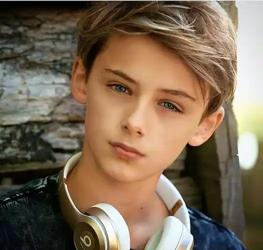 很快,他就拥有了"全世界最帅的男孩""世界第一美少年"的称号.