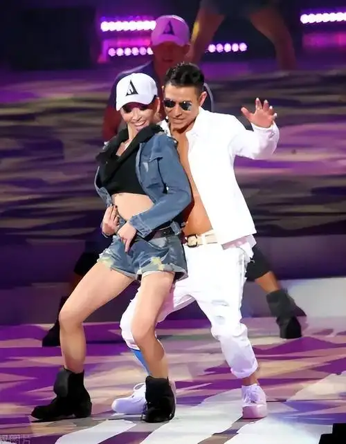 赖文慧个人资料和现状图片(赖文慧第一次给刘德华伴舞视频)