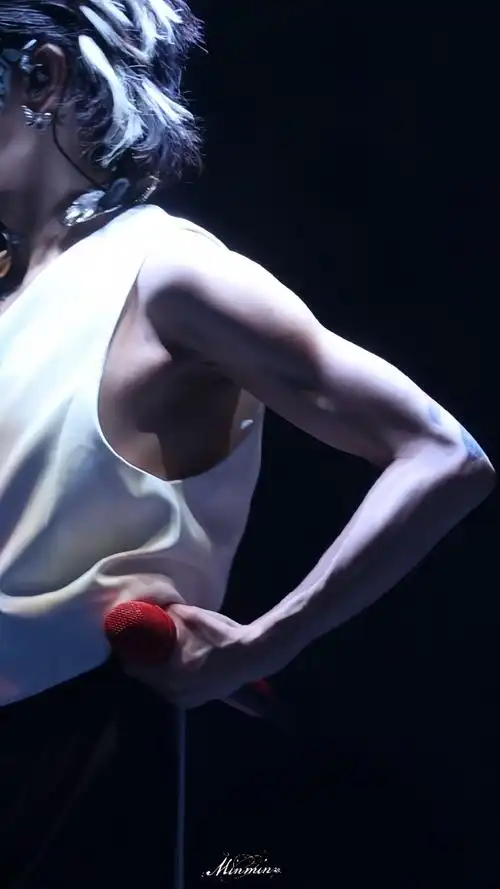 华晨宇超话吃个宵夜原图直出的肌肉!