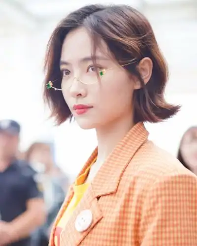 许佳琪成名前旧照曝光,戴眼镜模样似"网红",变化大到认不出