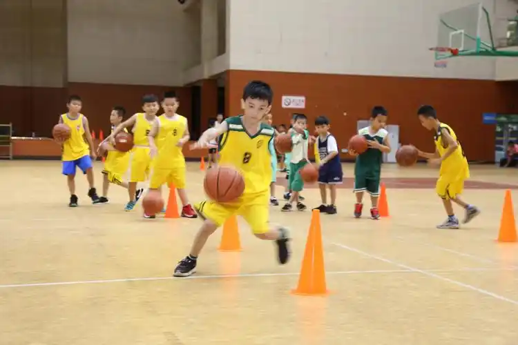 澄迈县社区学院〗少儿篮球班公益课堂