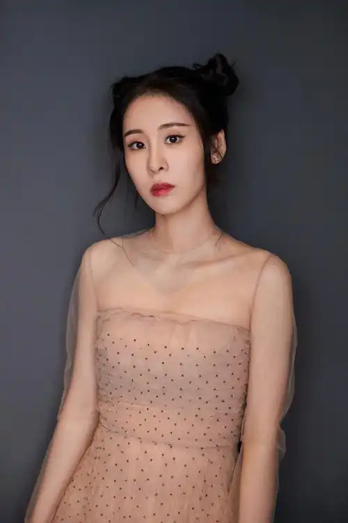 简介:张碧晨哪吒头粉嫩写真图片,分享一组张碧晨图片给大家,图中的