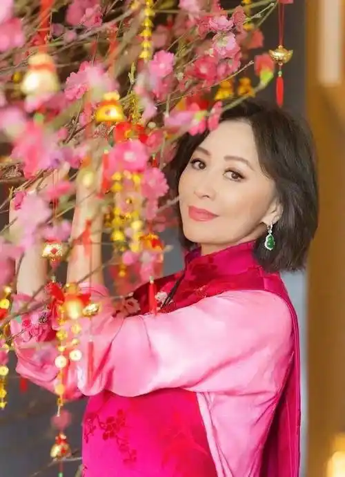 59岁刘嘉玲晒新年照惹争议!穿艳桃红被指俗不可耐,与