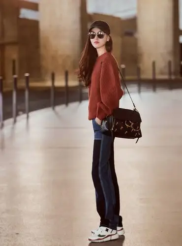 唐嫣现身机场,牛仔裤穿出2米大长腿,网友:笑起来真好看