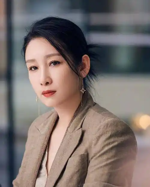 44岁秦海璐第一次骑小电驴,全程用脚刹,网友:太费鞋了_王新军_大理