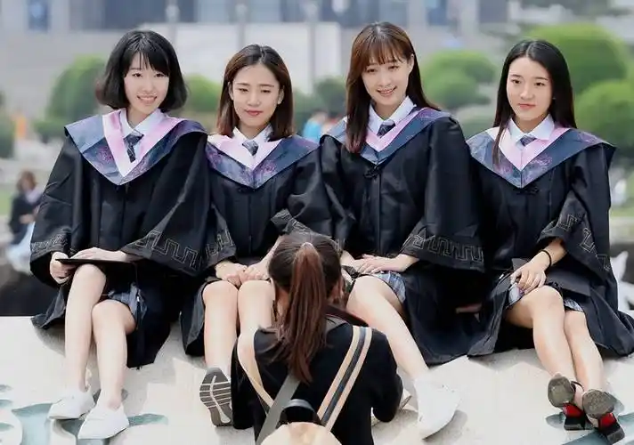 专科生穿"学士服"拍毕业照惹质疑,到底是无知,还是形式主义?