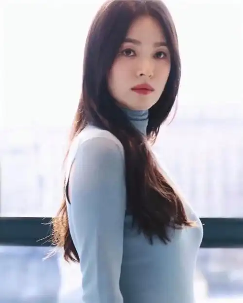 造型简约而不失精致,宋慧乔高领连衣裙引领时尚潮流,网友给出最高评价