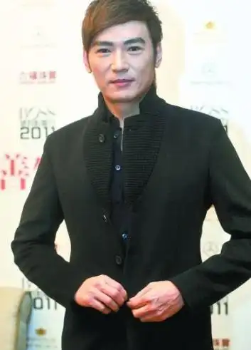 美男迟暮焦恩俊晒照片脸胖一圈胡子花白自嘲胖了老了