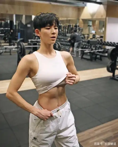 假小子模样的女生爱健身,有结实的腹肌和马甲线,好酷!