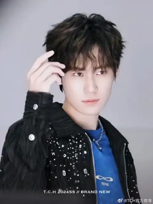 明星穿搭|张真源:艺术气质    张真源身着t.c.