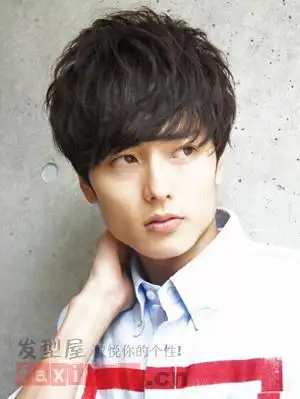 男生时尚纹理烫发型 帅气个性秀不停