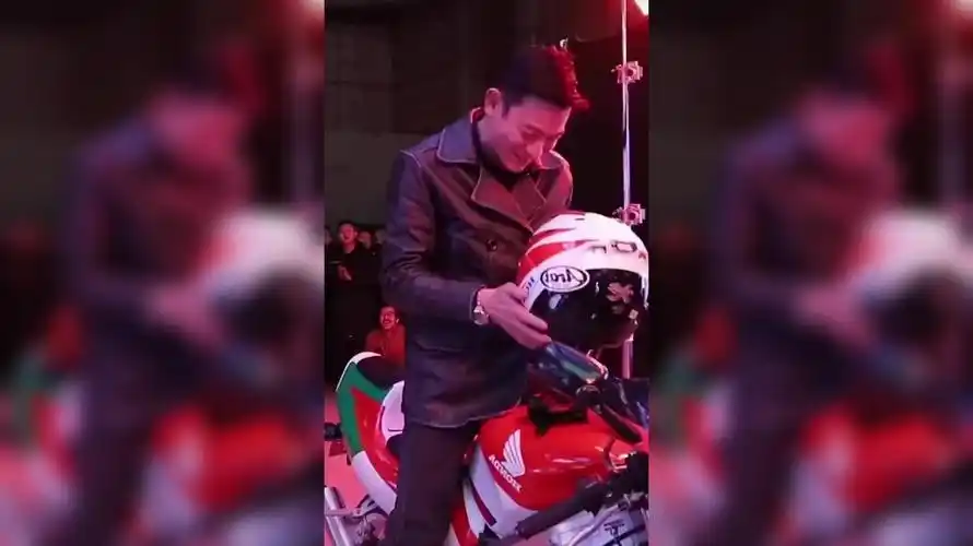 刘德华骑摩托《人潮汹涌》 梦回1990《天若有情》时代