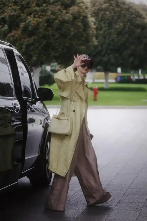 戚薇机场下班路透再次贡献美好私服造型.bv外套搭配同色系bv包袋.