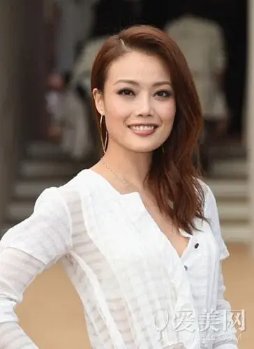 容祖儿 作为香港歌坛一姐,容祖儿脸大胸平,只能算是实力派.