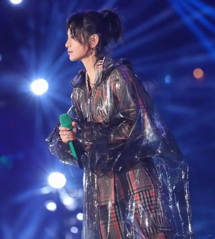 周笔畅为了高度太拼了,竟把铁勺插进鞋里当鞋跟?好奇脚踩着不痛