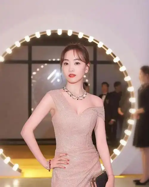 杨蓉这几套礼服太绝了又美又性感