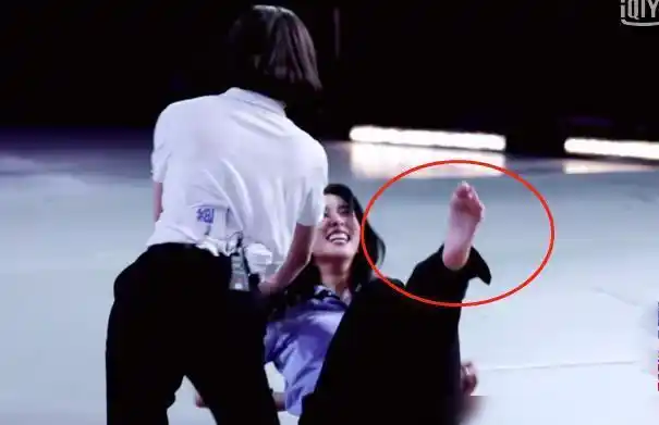 the9光脚玩游戏,赵小棠"脚趾"无意抢镜,曝光十年舞龄真实脚型|the9